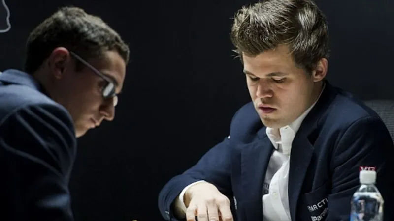 Magnus Carlsen a Fabiano Caruana pri šachovnici