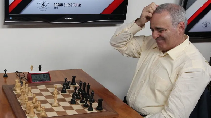 Garry Kasparov pri šachovnici