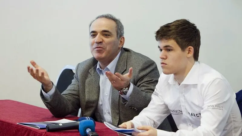 Šachový tréner pracujúci so študentom pri šachovnici